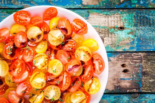Sałatka ekologicznej pomidorów cherry z oliwy z oliwek i sosem balsamicznym zbliżenie — Zdjęcie stockowe