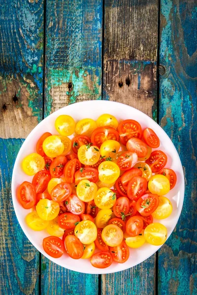 Salada de tomates cereja orgânicos com azeite — Fotografia de Stock