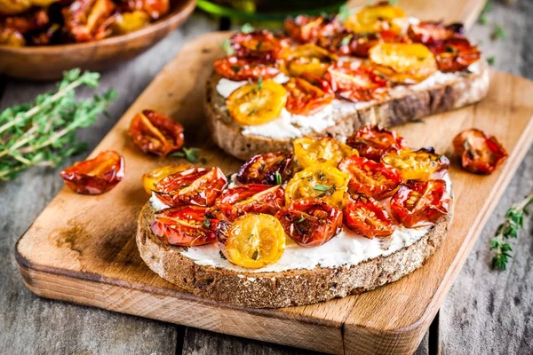 Färska bruschetta med färskost och solen torkade tomater — Stockfoto