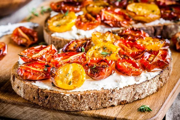 Bruschetta con queso crema y tomates secados al sol —  Fotos de Stock