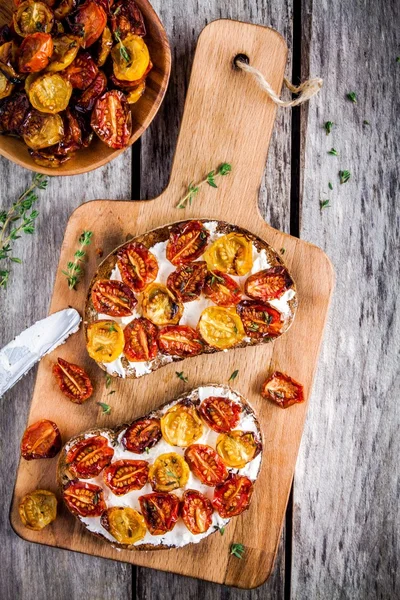 Свежая брускетта со сливочным сыром и сушеными помидорами — стоковое фото