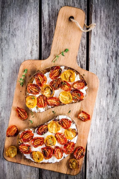 Frische Bruschetta mit Frischkäse und sonnengetrockneten Tomaten — Stockfoto