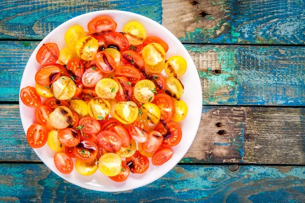 Ensalada de tomates cherry ecológicos con aceite de oliva y salsa balsámica Fotos de stock