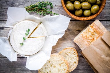 Bütün Camembert peyniri ile kekik, zeytin ve baget