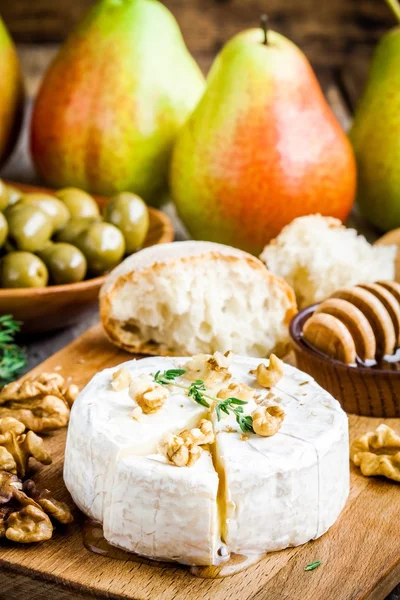 Queijo camembert com nozes, mel e tomilho — Fotografia de Stock