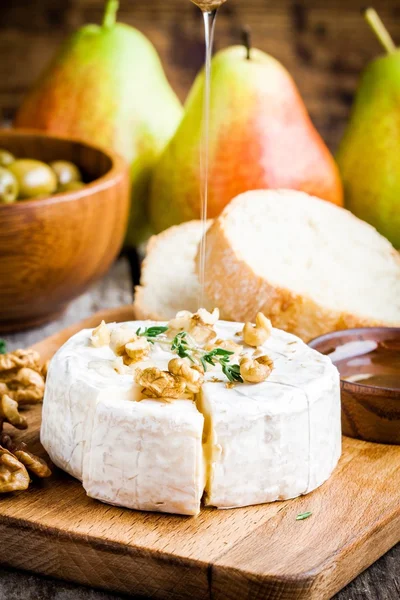 Camembert sajt, dió, méz és kakukkfű — Stock Fotó