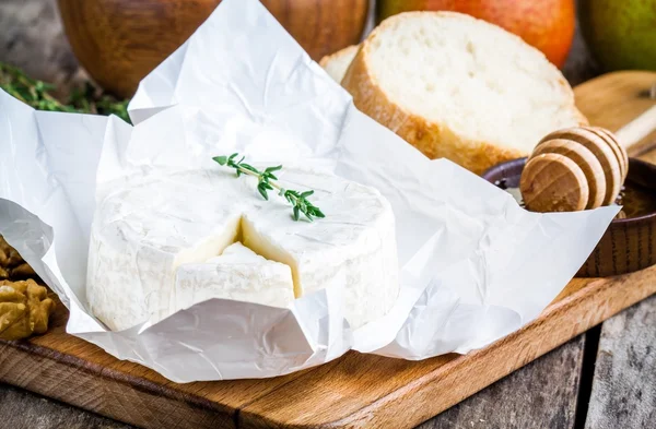 Queijo camembert com tomilho, mel e baguete — Fotografia de Stock