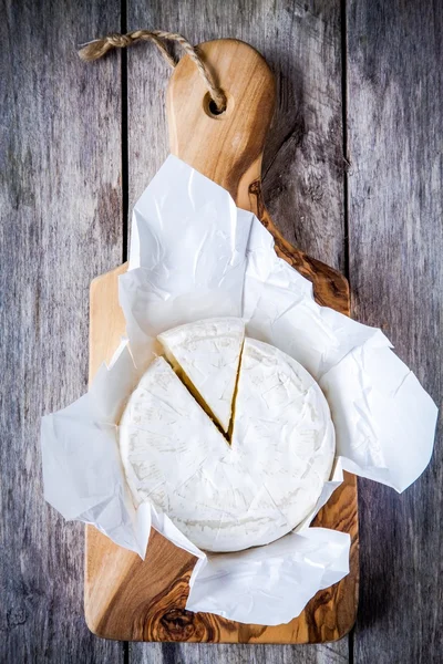 Whole Camembert cheese and portion — Stock Photo, Image