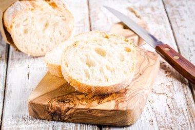 Kesme tahtası üzerinde Fransız baget