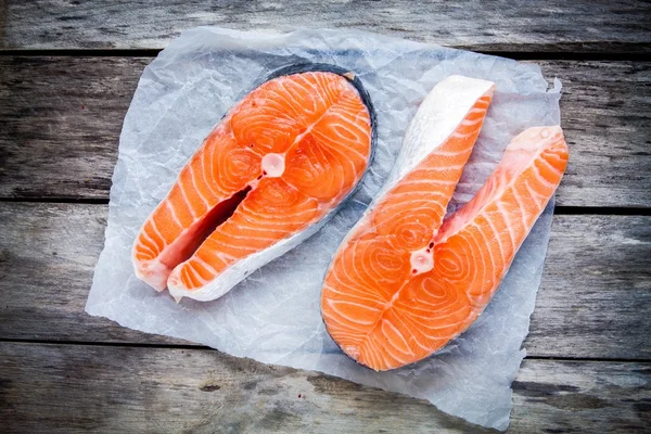 Два свіжих сирого лосося стейк на папері — стокове фото
