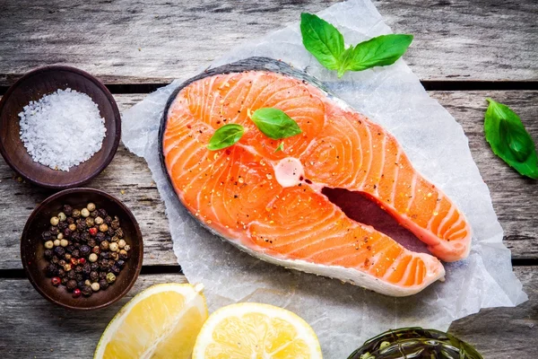 Bife de salmão cru fresco com sal, limão e manjericão Imagem De Stock