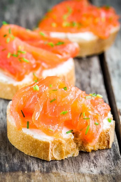 Aperitivo canapés de baguette con salmón ahumado —  Fotos de Stock