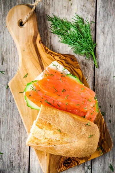 Panino con salmone affumicato, crema di formaggio, cetriolo e aneto — Foto Stock