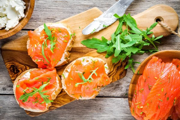 Sandwiches with smoked salmon with cream cheese, arugula — Stock Photo, Image