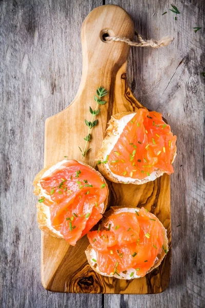Sandwiches with smoked salmon with cream cheese, green onions — Stock Photo, Image