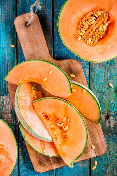 Melon mûr tranché sur une planche à découper — Photo