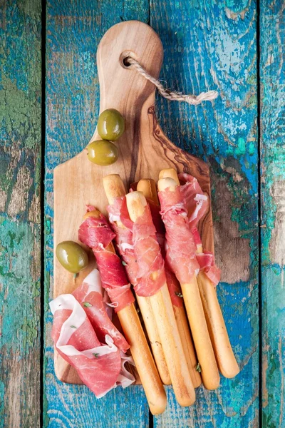 Palitos de pan con jamón y aceitunas —  Fotos de Stock