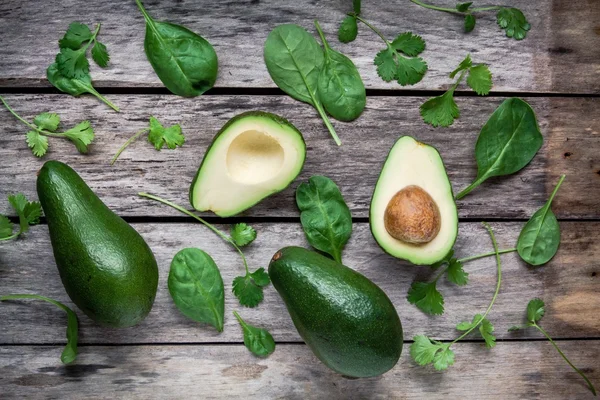 Avocado con spinaci e coriandolo vista dall'alto — Foto Stock