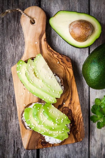 Panini con pane di segale, avocado affettato, semi di sesamo — Foto Stock