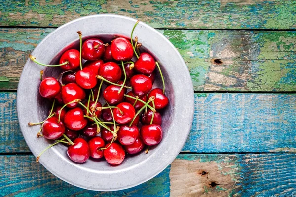 Zralá šťavnatá cherry v destičce — Stock fotografie