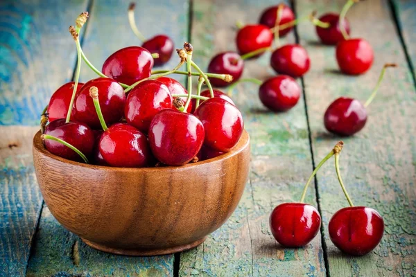 Zralá šťavnatá cherry v misce — Stock fotografie