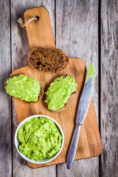 Sandwich dengan roti gandum dan guacamole buatan sendiri — Stok Foto