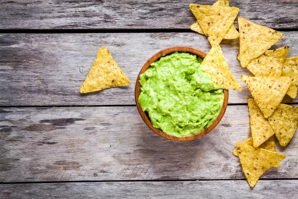 Guacamole caseiro com chips de milho vista superior — Fotografia de Stock