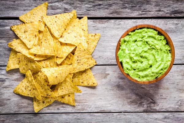 Zelfgemaakte guacamole met maïs chips top weergave — Stockfoto