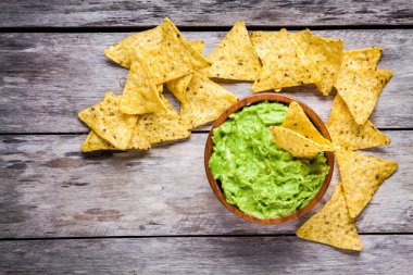 mısır cipsi ile ev yapımı guacamole ana sayfa görünümü