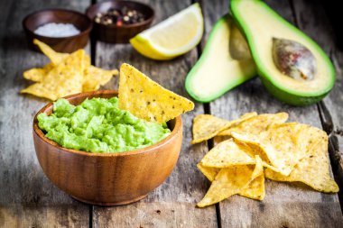 mısır cipsi ile ev yapımı guacamole