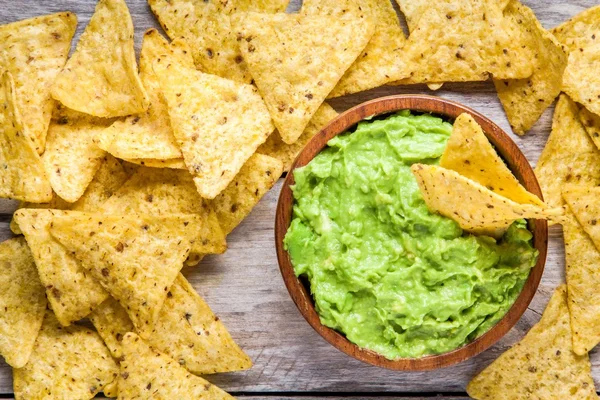 Guacamole fatto in casa con patatine di mais vista dall'alto — Foto Stock