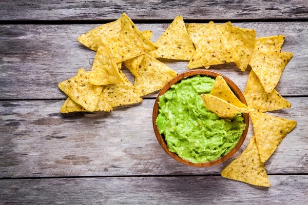 Zelfgemaakte guacamole met maïs chips top weergave — Stockfoto