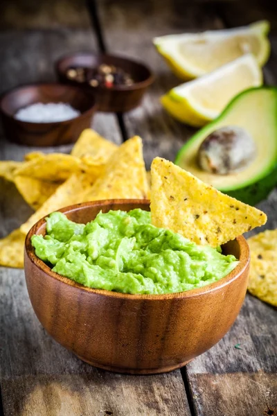 Guacamole buatan sendiri dengan keripik jagung — Stok Foto