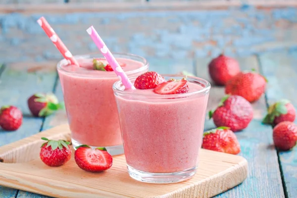 Dois copos de smoothie de morango com palhas — Fotografia de Stock