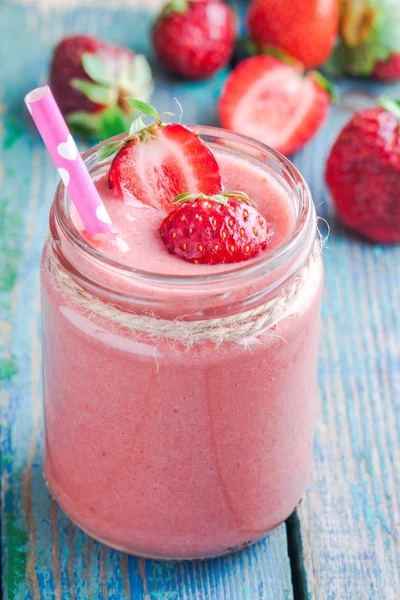 Strawberry smoothie in een glas met een rietje — Stockfoto