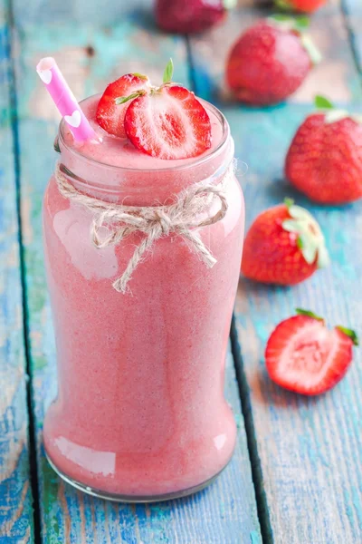 Strawberry smoothie in a jar with a straw — Stock Photo, Image