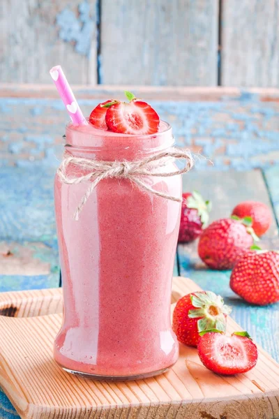 Strawberry smoothie in a jar with a straw — Stock Photo, Image