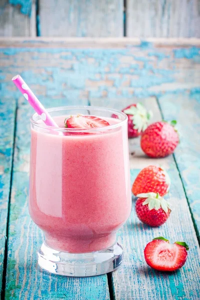 Φράουλα smoothie σε ένα ποτήρι με Καλαμάκι — Φωτογραφία Αρχείου