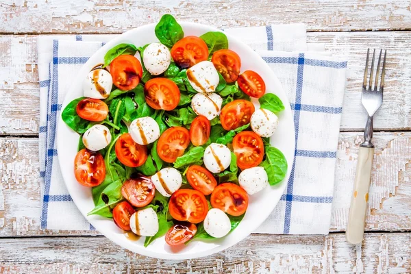 Salát s mozzarellou, cherry rajčaty a špenátem s balsamico omáčkou — Stock fotografie