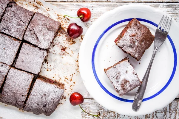 Brownie al cioccolato fatti in casa pezzi da dessert con ciliegie — Foto Stock