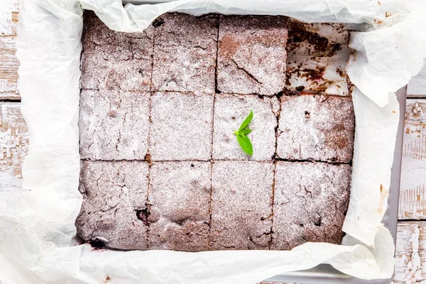 Postre casero brownie en forma de una mesa de madera —  Fotos de Stock