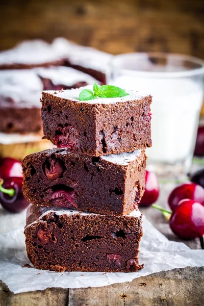 Trozos de chocolate casero postre brownie con cerezas Imágenes de stock libres de derechos