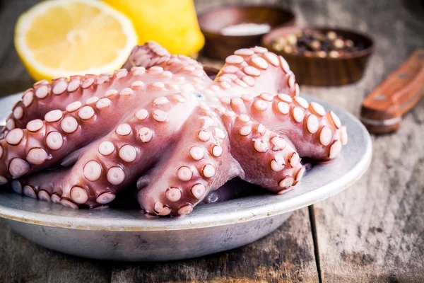 Fresh octopus in the bowl with lemon — Stock Photo, Image