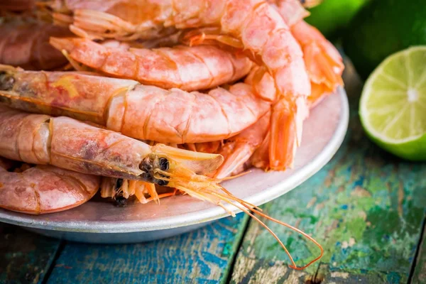 Fresh raw shrimps in a bowl with lime — Stock Photo, Image