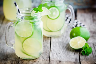 Ev yapımı limonata limon, nane ahşap bir masa üzerinde bir mason kavanoza