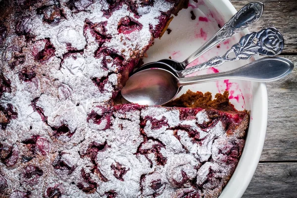 Clafoutis Schokoladenkuchen mit Kirschen Nahaufnahme — Stockfoto