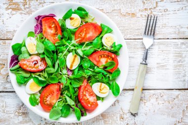 taze yeşil salata ile kuzu 's marul, domates ve bıldırcın yumurtası