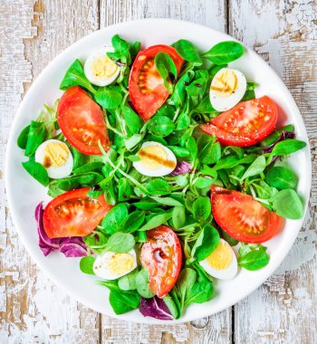 taze yeşil salata ile kuzu 's marul, domates ve bıldırcın yumurtası