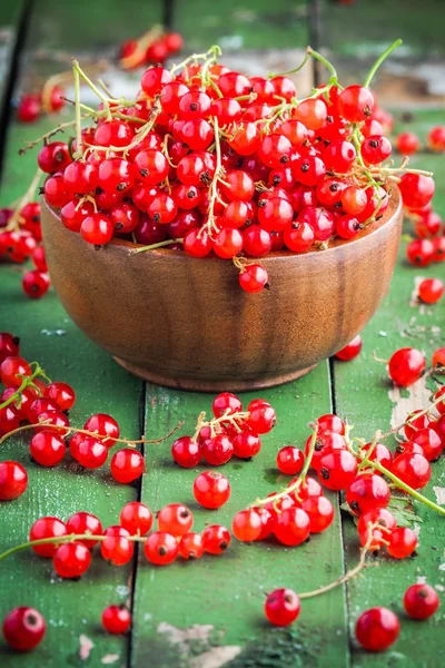 Спелые свежие органические красные смородины в деревянной чаше — стоковое фото