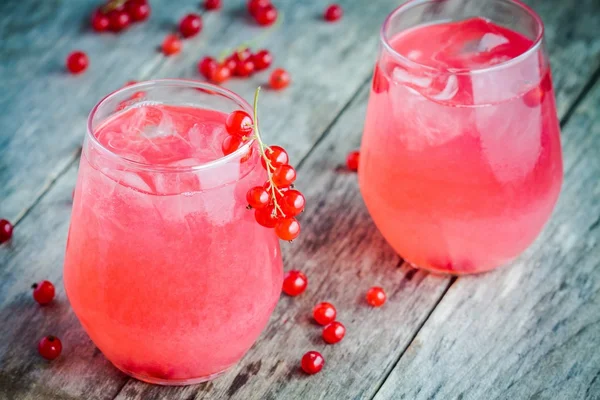 Dwie szklanki domowe czerwone porzeczki lemoniady — Zdjęcie stockowe